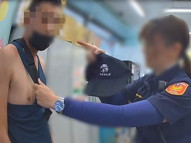 桃園中壢警方運用內政部警政署刑事警察局提供的詐欺車手提款熱點、熱時加強巡邏，逮獲正在超商提款的28歲郭姓車手。(警方提供／呂筱蟬桃園傳真)