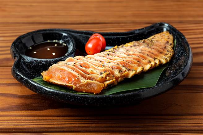 京站的一鷺Express日式燒物專門店「塩烤地雞雞胸一夜干」推薦價260元，內用達低消享第二件半價。（京站提供／朱世凱台北傳真）