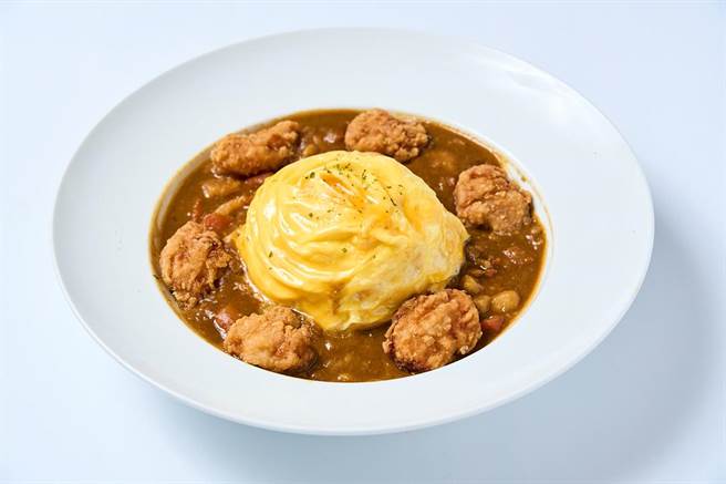 京站的八番赤野日式料理「酥炸雞米花歐姆蛋」推薦價218元，優惠升等A套餐附可樂加薯條或炸豆腐，特價300元。（京站提供／朱世凱台北傳真）