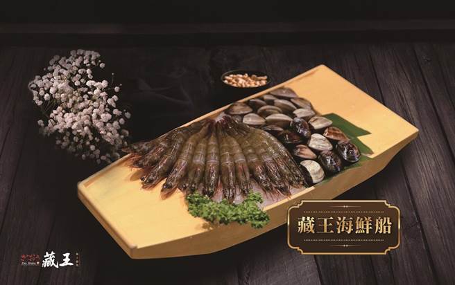到大葉高島屋的藏王用餐，出示身分證有2與9且每桌開4鍋就贈價值680元的「藏王海鮮船」。（大葉高島屋提供／朱世凱台北傳真）
