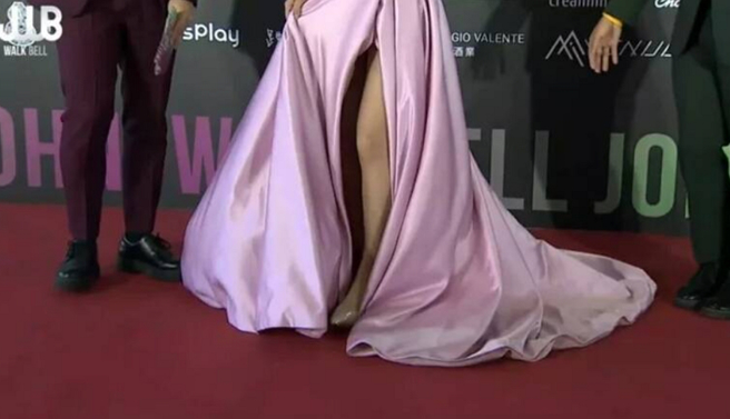 可凡在红毯受访时，拉裙摆露出三角地带。（图／摘自走钟奖颁奖典礼 Youtube）