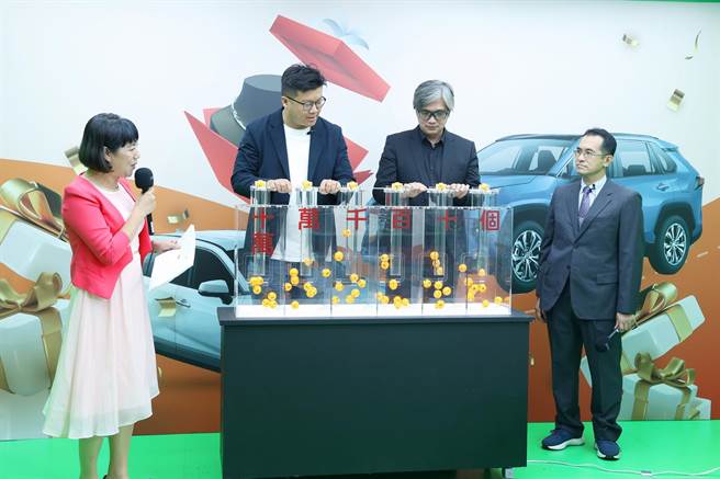 嘉义市政府建设处长田长沛抽出今年购物节最大奖幸运得主。（嘉义市政府提供／廖素慧嘉市传真）