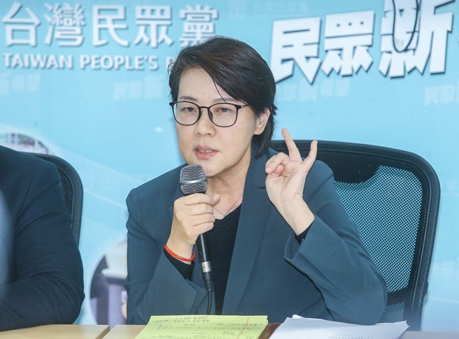 藍白雙方主帥24日針對藍白合議題各自舉行記者會隔空喊話，民眾黨總統參選人柯文哲競辦總幹事黃珊珊也在臉書發文，強調在野整合要順應民意、讓台灣贏。（資料照/粘耿豪攝）