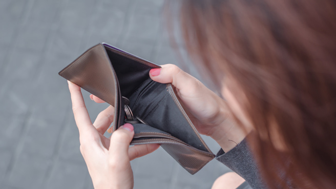 一名女網友在公司尾牙抽到5千元，跟男友分享喜悅，卻被要求平分一半獎金。（示意圖：shutterstock／達志）