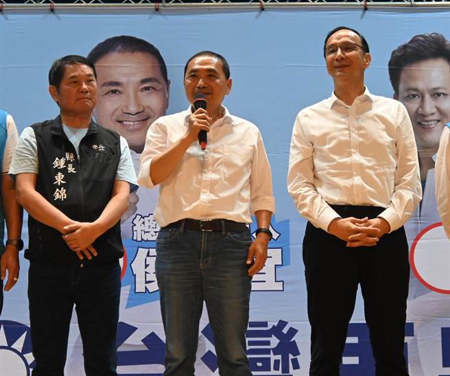 國民黨總統參選人侯友宜（中）拋出客家政見爭取客家鄉親認同。（李京昇攝）