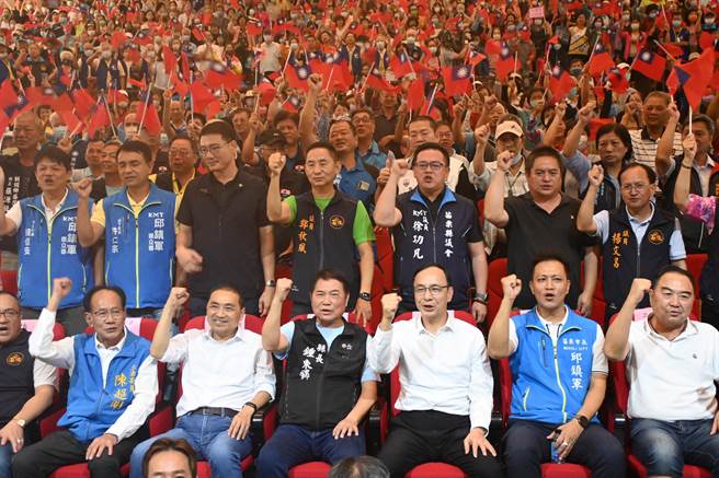 國民黨主席朱立倫、國民黨總統參選人侯友宜17日出席苗栗縣團結誓師大會。（李京昇攝）