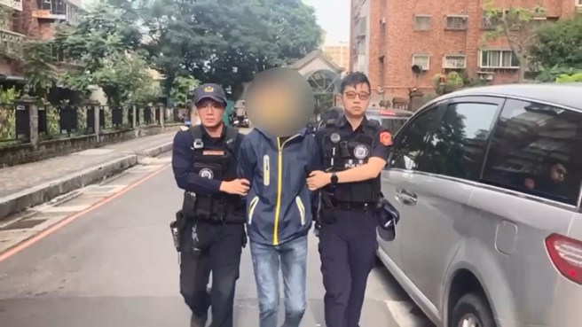持税器砍杀街友的吕姓凶嫌(23岁)遭警方逮捕带回。（黄仲瑜翻摄）