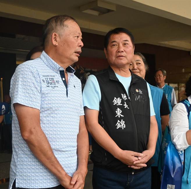 苗栗縣長鍾東錦（右）認為藍白合勢在必行。（李京昇攝）
