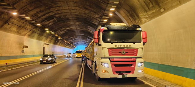 今17日下午15時58分許，國道3號南向22公里內側發生5輛車追撞事故。（圖／警方提供）