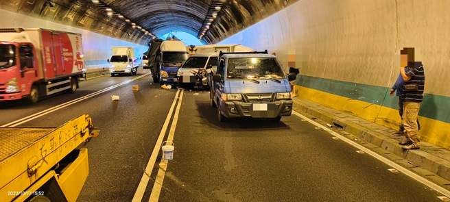今17日下午15時58分許，國道3號南向22公里內側發生5輛車追撞事故。（圖／警方提供）