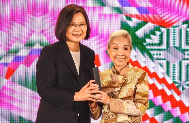 蔡英文總統（左）17日出席「第12屆總統文化獎頒獎典禮」，頒發「文化耕耘獎」給資深歌仔戲藝師廖瓊枝（右）。（黃子明攝）