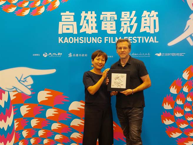 河床剧团近年耕耘VR作品，传来捷报，分别以《彩虹彼端》、《遗留》，拿下蒙特娄新电影影展与高雄电影节VR大奖。左为制作人叶素伶，右为导演郭文泰。（河床剧团提供／李欣恬台北传真）