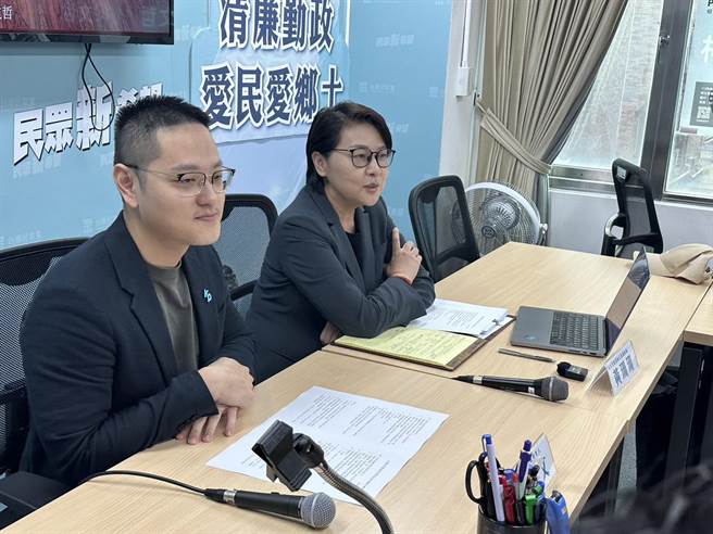 柯文哲竞办发言人戴于文（左）晚间回呛，黄珊珊当然代表柯文哲，也代表民眾党，不知道金执行长哪里理解有问题？（杨亚璇摄）