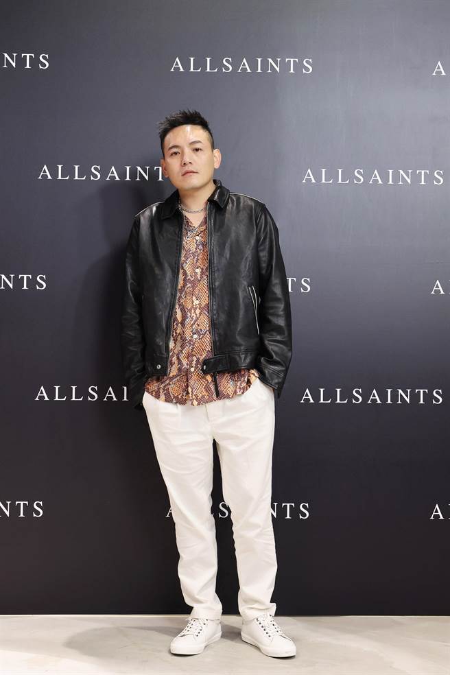 圖1.春風著REGIS羊皮皮衣2萬1900元、RATTLE蛇紋印花襯衫6700元、TALLIS西裝長褲7800元、公羊頭咬環造型項鍊8000元、TTONE雙色鏈條項鍊1萬7800元、SETH造型戒指6500元、BRODY牛皮低筒休閒鞋6700元。（ALLSAINTS 提供／林欣儀台北傳真）