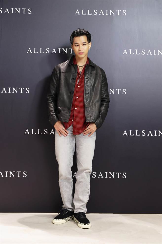 高爾宣TONA短版羊皮外套2萬2500元、GLENDALE格紋襯衫5000元、CURTIS仿舊直筒牛仔褲6700元、公羊頭軍牌造型項鍊1萬800元、RAMSKULL造型手鍊1萬1800元、KNOX麂皮低筒休閒鞋。（ALLSAINTS 提供／林欣儀台北傳真） 