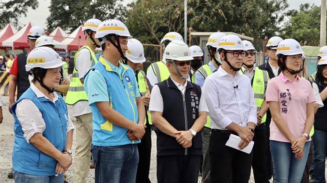 東豐快速道路已於2022年復工，國民黨立委江啟臣（右2） 17日會勘進度宣布好消息，中央已規畫由國土署生活圈道路計畫支應東豐快工程經費。（陳淑娥攝）