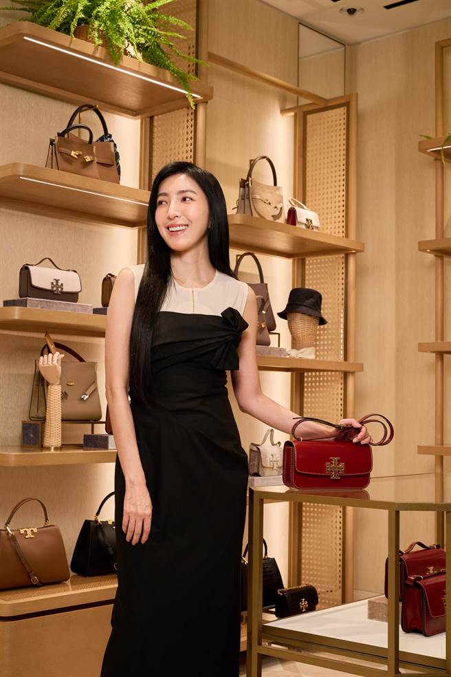 .楊謹華著Tory Burch 2023秋冬系列黑白無袖洋裝、高跟鞋，搭配紅色ELEANOR單肩包。（Tory Burch 提供／林欣儀台北傳真） 