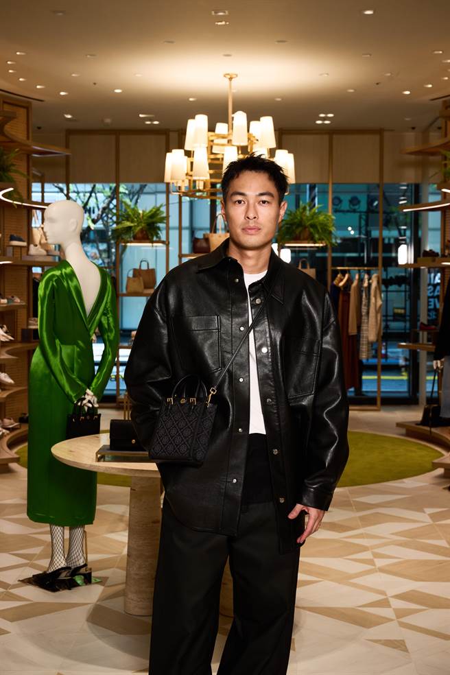 楊祐寧搭配Tory Burch 最新T Monogram Black系列迷你托特包出席剪綵 。（Tory Burch 提供／林欣儀台北傳真） 