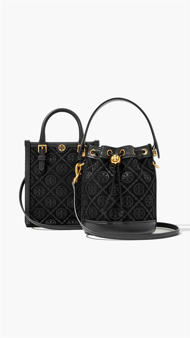 TORY BURCH 黑色 T MONOGRAM迷你水桶包，1萬6900元(右)、黑色 T MONOGRAM迷你托特包1萬6900元(左)。（Tory Burch 提供／林欣儀台北傳真） 