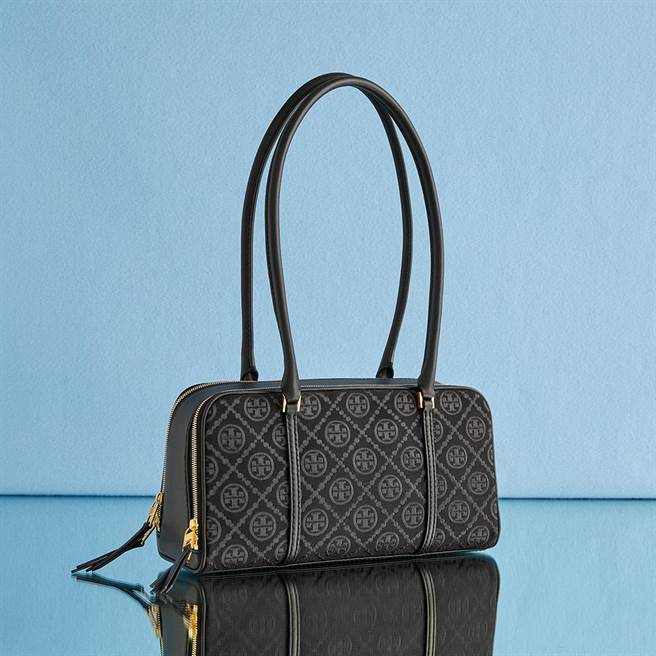 TORY BURCH 黑色 T MONOGRAM MARSHMALLOW小號手提包 1萬9900元。（Tory Burch 提供／林欣儀台北傳真） 