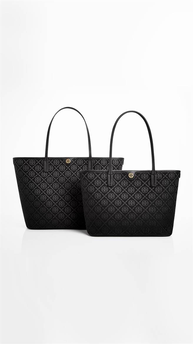 TORY BURCH 黑色 T MONOGRAM小號拉鍊托特包 1萬6900元、(右)、TORY BURCH 黑色 T MONOGRAM拉鍊托特包 1萬9900(左)元。（Tory Burch 提供／林欣儀台北傳真）