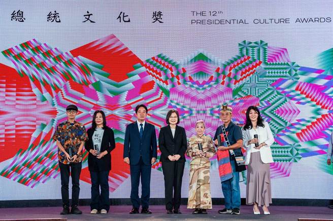 第十二届「总统文化奖」颁奖典礼，由总统蔡英文（右4）与副总统赖清德（左3）颁奖给五组获奖者与团队。（文化总会提供／李怡芸台北传真）