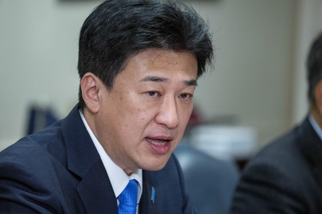 日本防卫大臣木原稔为参与眾议员补选的党内同志站台辅选时说，「支持自民党候选人就是回报自卫队及其家人的辛苦」，并在隔天撤回发言。（图/美联社）
