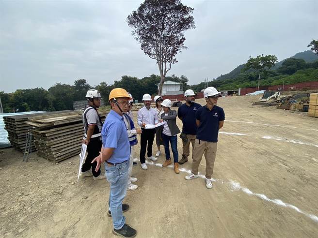 Aerophile公司执行长、营运团队及县府人员17日至草屯九九峰园区预定地会勘，Aerophile公司执行长提供场域建置专业技术指导。（南投县政府提供／杨静茹南投传真）