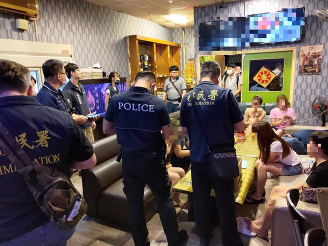专案小组破获藏身在KTV里的色情集团。（移民署嘉义专勤队提供）