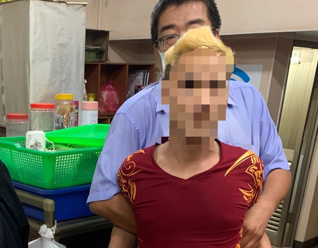 金髮渔工当马夫载女同乡坐台陪酒。（移民署嘉义专勤队提供）