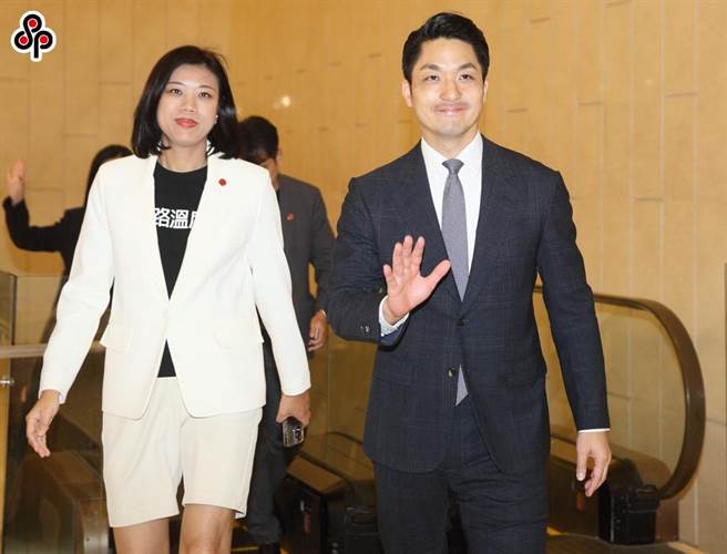 台北市长蒋万安（右）17日在BIG DATA营运长蒋志薇（左）陪同下，出席《第6届网路口碑之星》颁奖典礼。（张铠乙摄）