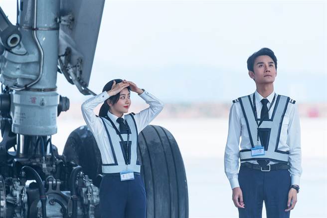王凯、谭松韵首次合作共同主演航空职人剧《向风而行》。（中天娱乐台提供）