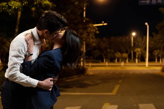 王凯、谭松韵最萌身高差上演热吻50秒。（中天娱乐台提供）