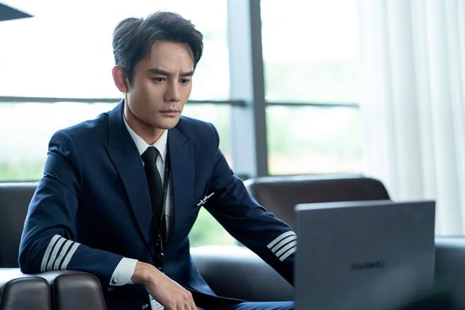 王凯《向风而行》里的飞行员制服被讚帅爆。（中天娱乐台提供）