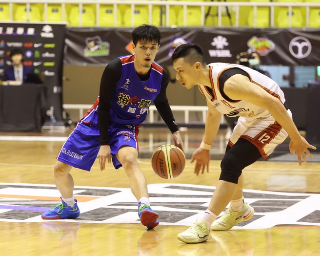 吴季颖(左)。(中华篮协提供/资料照)