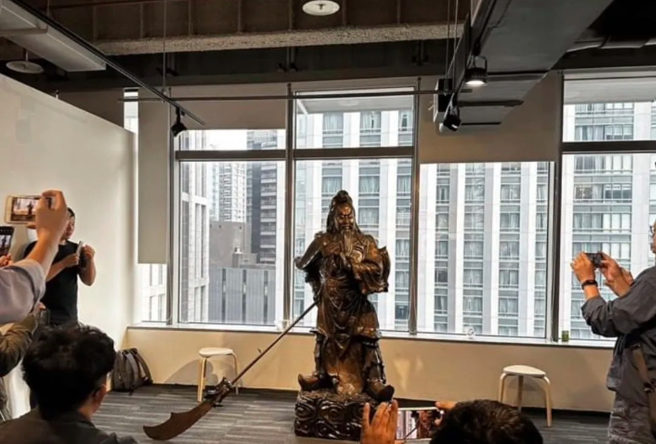 侯友宜竞选办公室内的一尊关公铜像，手持的青龙偃月刀今天突然触地，引发讨论。（图／读者提供）