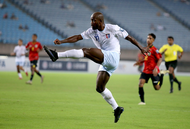 中华男足归化前锋安以恩左脚劲射被门将挡出后，由吴彦澍跟进破门。（李弘斌摄）