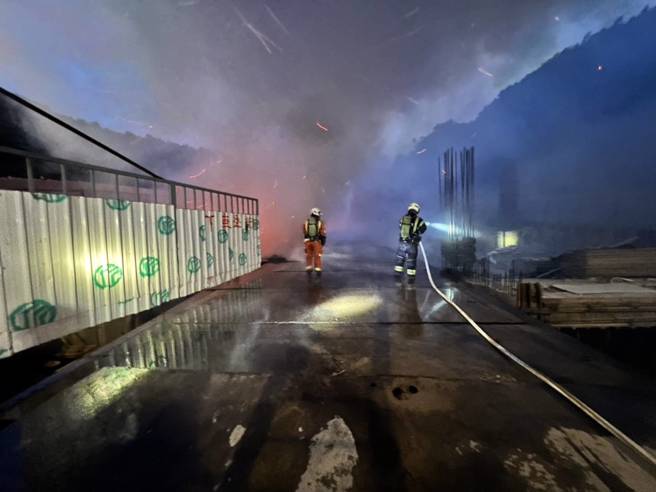 消防隊在工地內射水灌救。（黃仲瑜翻攝）