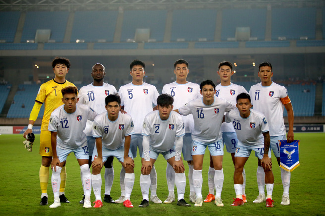 中华男足对东帝汶先发11人赛前合照。（李弘斌摄）
