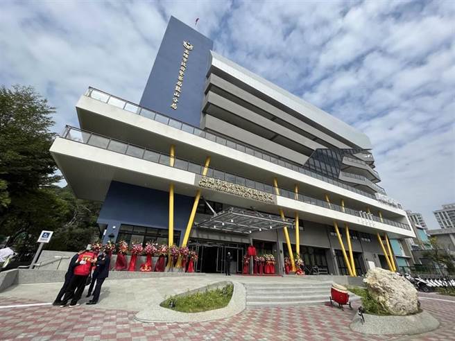 鼓山分局交通分隊涂姓小隊長騎車上班途中，不明原因自摔，送醫急救後宣告不治。（本報資料照片）