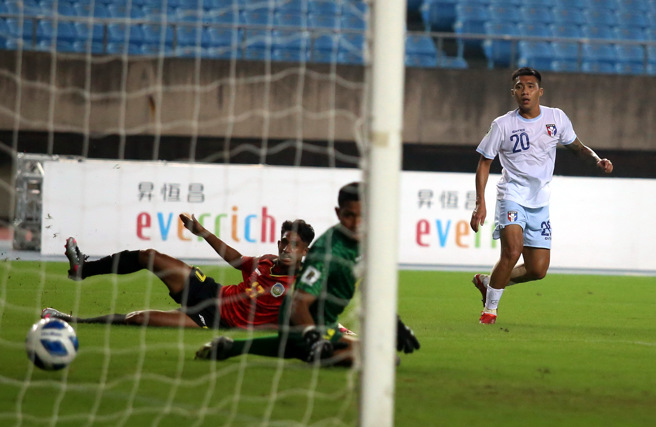 中华男足开赛第17分钟由游家煌（右）率先破门。（李弘斌摄）