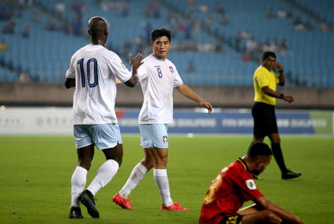 中华男足对东帝汶，吴彦澍（中）补射破门后跟安以恩击掌。（李弘斌摄）