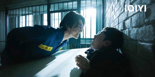 金英光（左）耍坏吓坏申河均。（爱奇艺国际版提供）