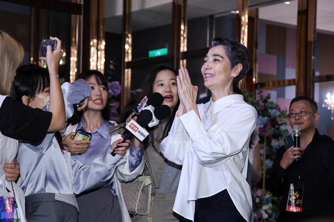 賴佩霞出席公廣集團金鐘入圍茶會，面對媒體提問全程雙手合十不作答。（羅永銘攝）