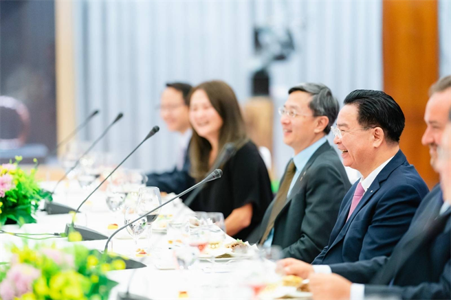 外交部长吴钊燮款宴比利时联邦眾议员访问团。（外交部提供)