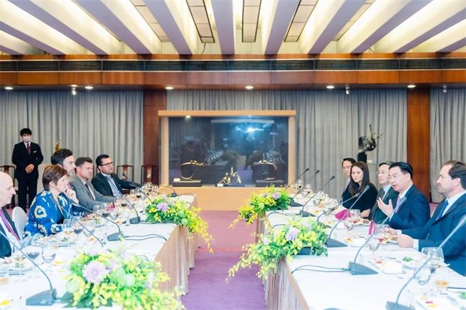 外交部长吴钊燮款宴比利时联邦眾议员访问团。（外交部提供)