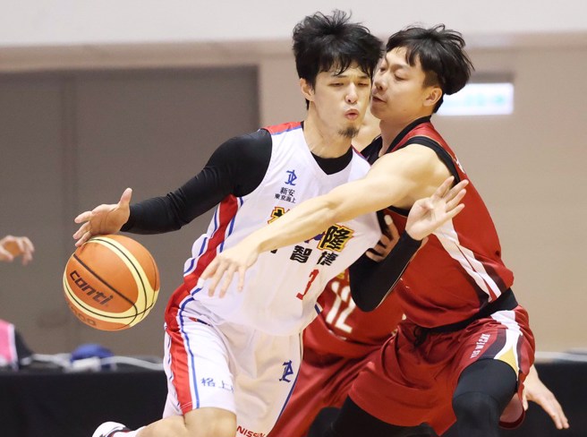 前裕隆后卫吴季颖(持球者)惊传与组头配合打假球。(图／中华篮协提供)