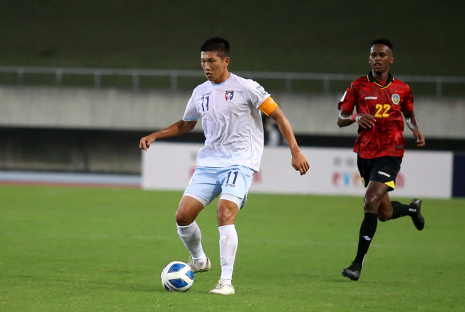 队长吴俊青（左）强调首轮大胜东帝汶，展现出中华男足要在第2轮一拚的决心。（李弘斌摄）