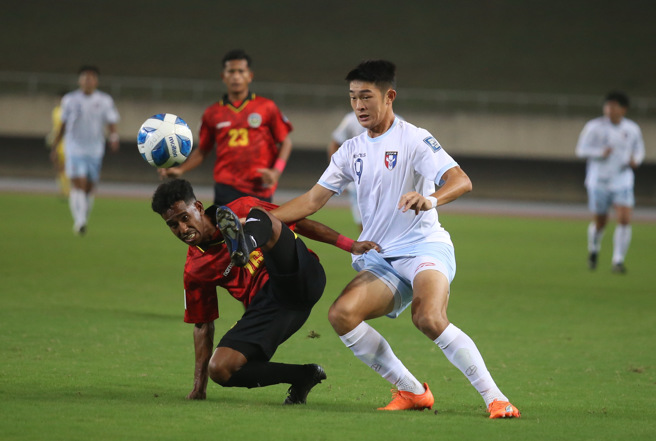 中华男足新秀前锋游耀兴（右）在系列赛两度攻破东帝汶大门。（李弘斌摄）