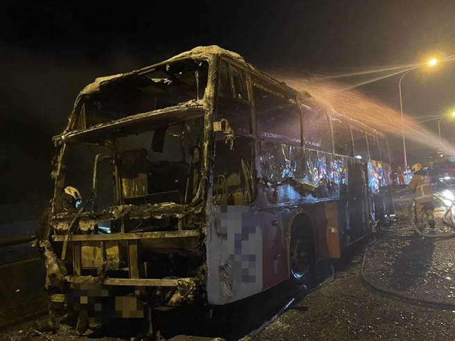 国道1号南下47K五杨行经桃园龟山路段，今天晚上发生客运火烧车事故，车辆因不明原因起火，几乎只剩骨架。（翻摄照片）